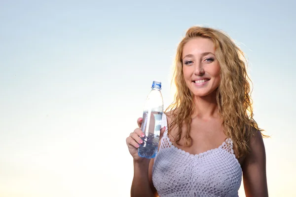 Красива блондинка з пляшкою води — стокове фото