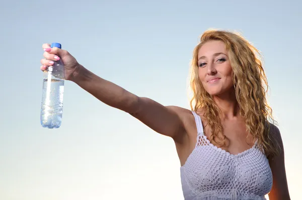 Schönheit blonde Frau mit Flasche Wasser — Stockfoto