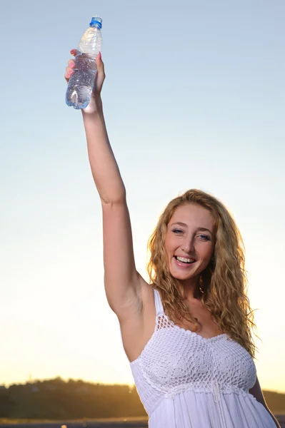 Skönhet blond kvinna med en flaska vatten — Stockfoto