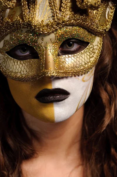 Donna in maschera dorata — Foto Stock