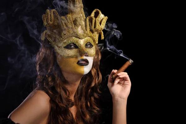 Frau mit goldener Maske — Stockfoto