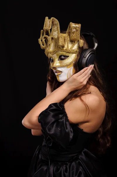 Vrouw in golden mask — Stockfoto