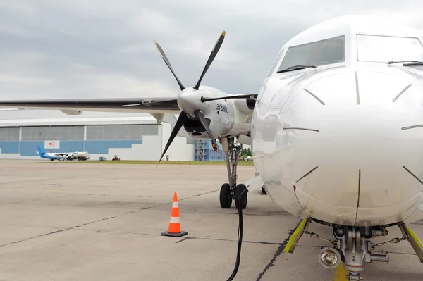 リガ空港で空気バルト プロペラ飛行機 — ストック写真