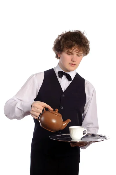 Офіціант з коричневим керамічним чайником — стокове фото