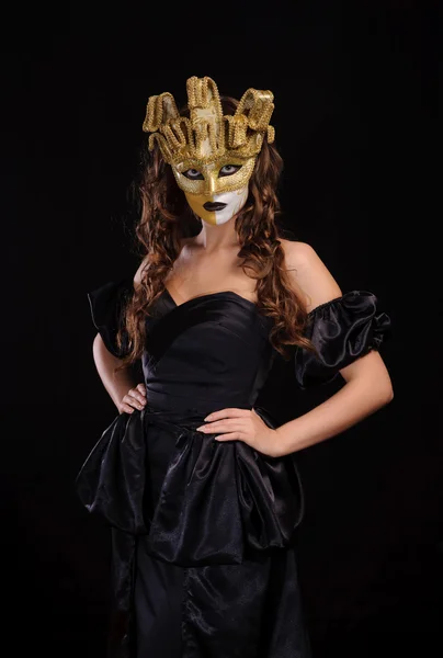 Frau mit goldener Maske — Stockfoto