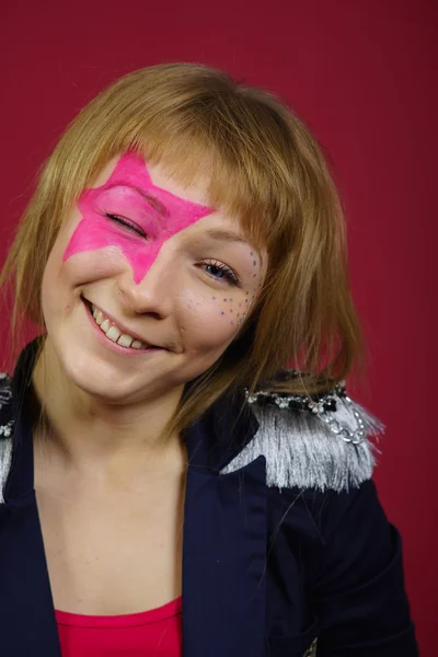 Teenager mit rosa Stern im Gesicht — Stockfoto