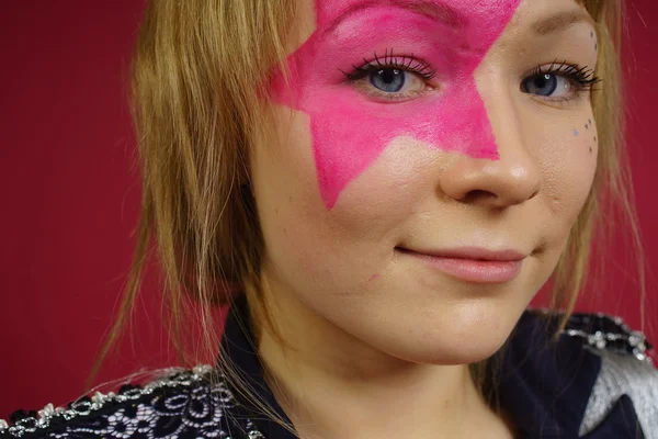 Teenager mit rosa Stern im Gesicht — Stockfoto