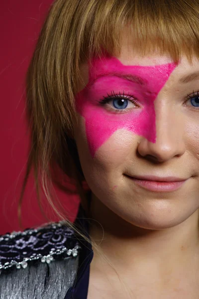 Tiener met roze ster op het gezicht — Stockfoto