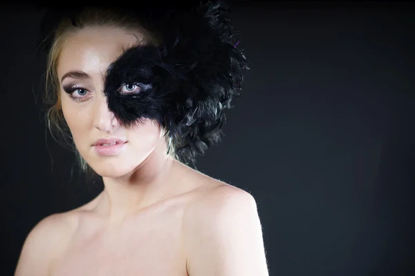 Сексуальна жінка з чорним пір'ям наполовину маска — стокове фото