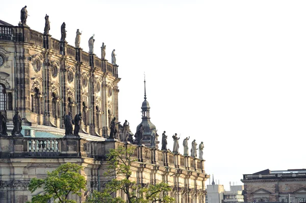 Gebäude mit Statuen — Stockfoto