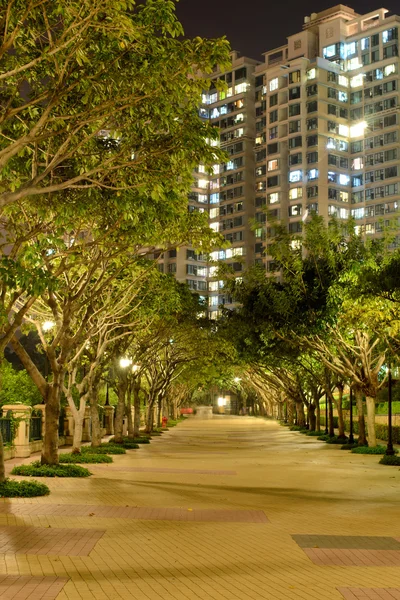 Park in de buurt van appartement huis — Stockfoto