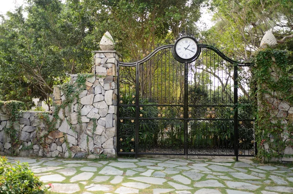 Puerta de hierro en la pared de piedra — Foto de Stock