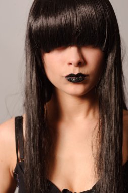 siyah tüyleri olan kadın