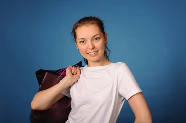 Meisje met paar tassen na het winkelen — Stockfoto