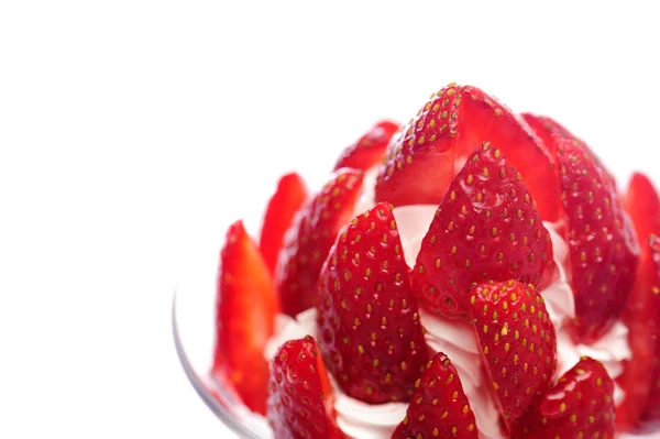 Frisches Dessert mit Erdbeere und Sahne — Stockfoto