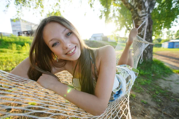 Vrouw op hangmat in het park — Stockfoto