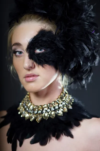 Donna sexy con piuma nera mezza maschera — Foto Stock