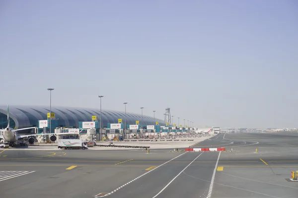 Emiraten airbus a340 op dubai luchthaven op 13 februari 2013 in du — Stockfoto