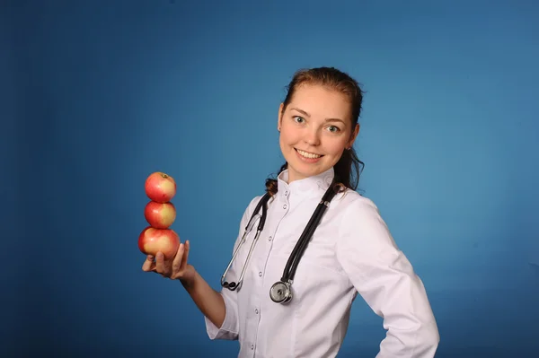 Giovane medico femminile amichevole con mele — Foto Stock