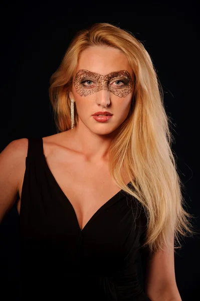 Retrato de mujer sexy en máscara de fiesta de maquillaje — Foto de Stock