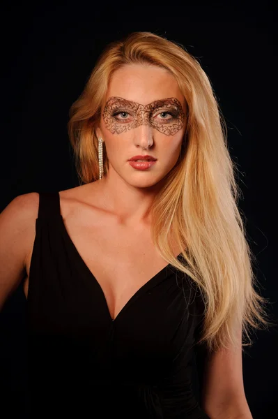 Porträtt av sexiga kvinnan i make-up party mask — Stockfoto