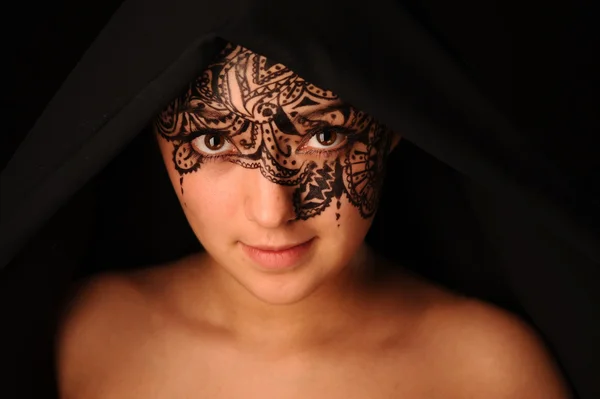 Skönhet kvinna med traceryen i ansiktet — Stockfoto