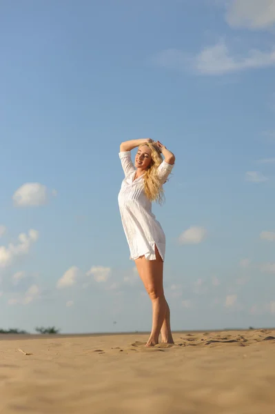 Beauté femme en robe blanche marchant dans le désert — Photo