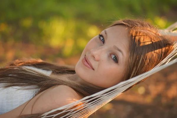 Vrouw op hangmat in het park — Stockfoto