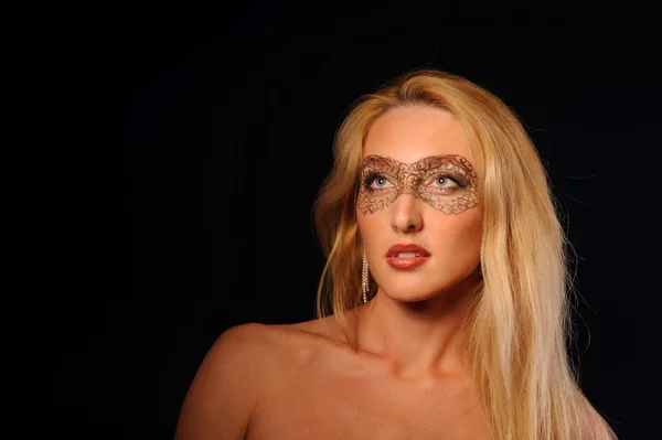 Porträtt av sexiga kvinnan i make-up party mask — Stockfoto