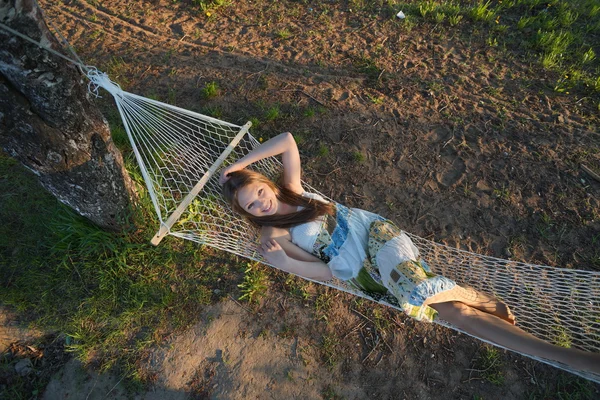 Mladá žena na hammoc — Stock fotografie
