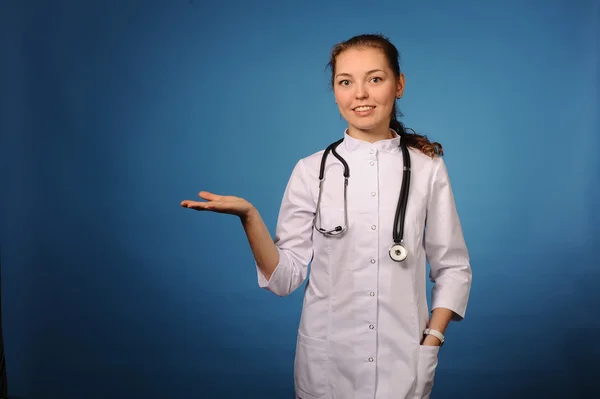 Giovane medico femminile amichevole — Foto Stock