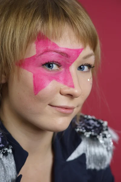 Adolescente con estrella rosa en la cara — Foto de Stock