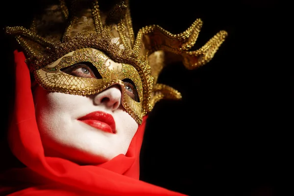 Donna in maschera partito d'oro — Foto Stock