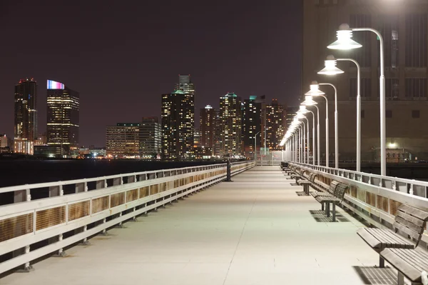 Puente nocturno con linternas —  Fotos de Stock