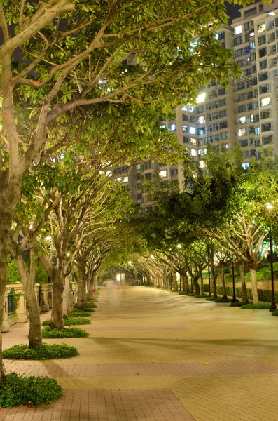 Parque cerca de casa de apartamentos — Foto de Stock