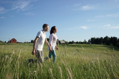Tarlada yürüyen çift