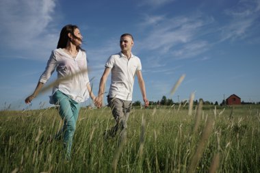 Tarlada yürüyen çift