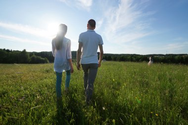 Tarlada yürüyen çift