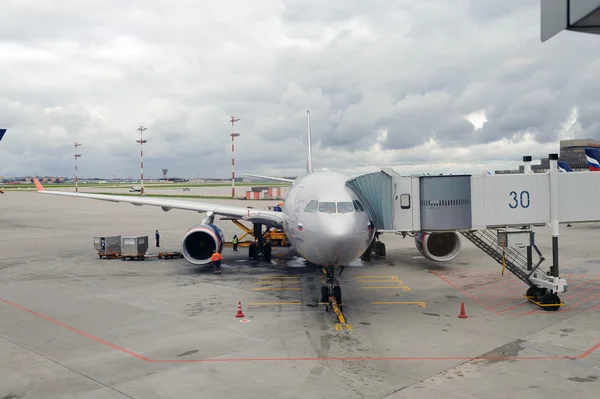 Zivilflugzeug auf Flughafen — Stockfoto