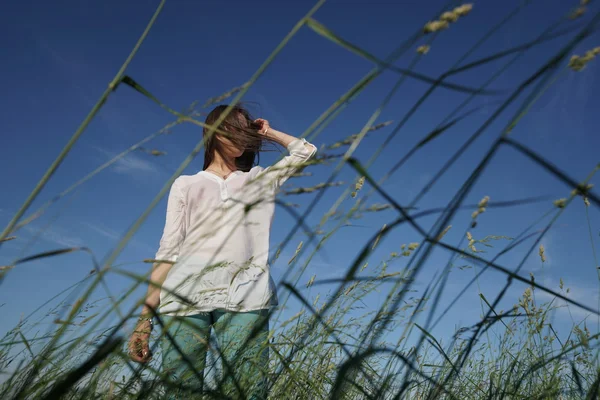 Mujer en el campo de hierba — Foto de Stock