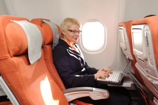 Businesswoman posing with laptop — Stock Photo, Image