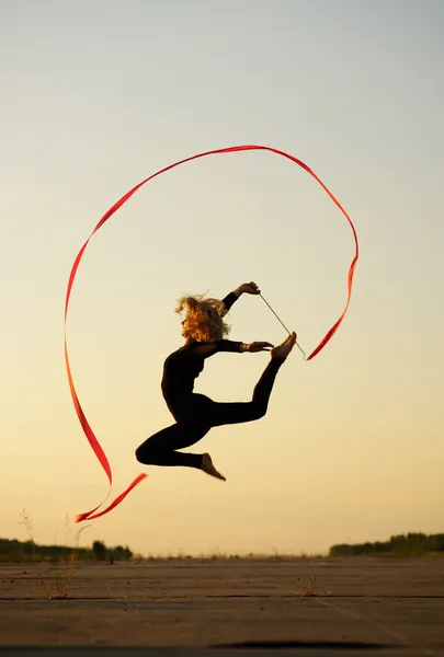 Bailarina saltando con cinta —  Fotos de Stock