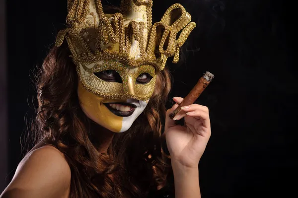 Женщина в золотой маске — стоковое фото
