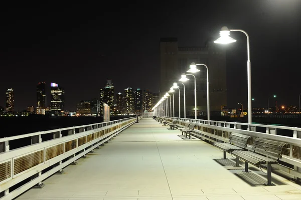 Pont de nuit avec lanternes — Photo