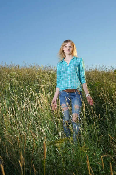 Woman stand in grass field — Stock Photo, Image