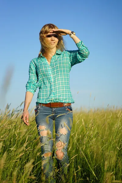 Woman stand in grass field — Stock Photo, Image