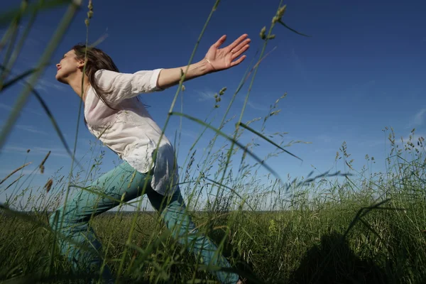 Woman run through grass — Stock Photo, Image