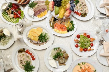 restoranda masanın üzerine hazırlanan gıda