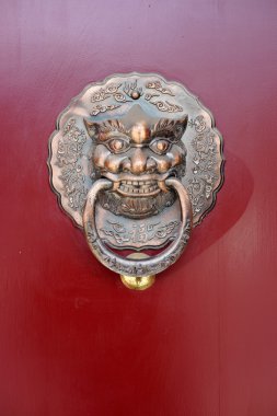 eski kırmızı Çin kapı tokmağı