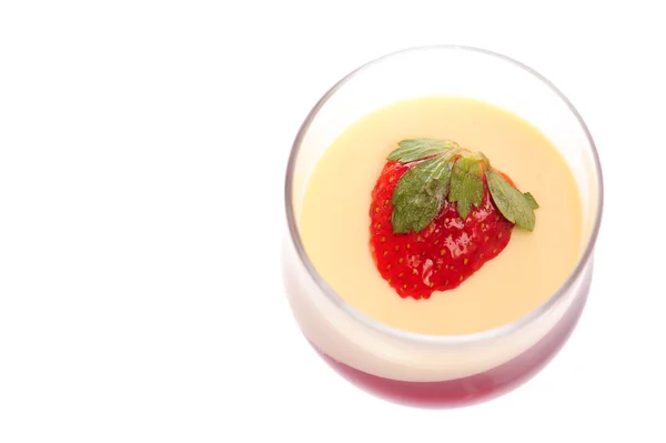 Frisches Dessert mit Erdbeere und Sahne — Stockfoto
